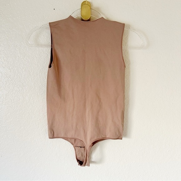 NEW Skims ESSENTIAL CREW NECK SLEEVELESS BODYSUIT size small medium - Picture 8 of 11
